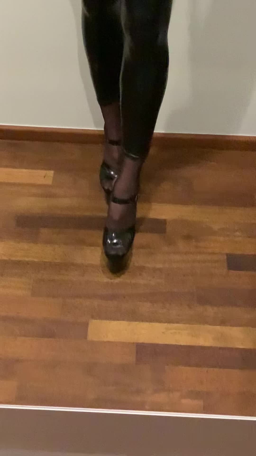 @Christina_Heaven 👠🖤