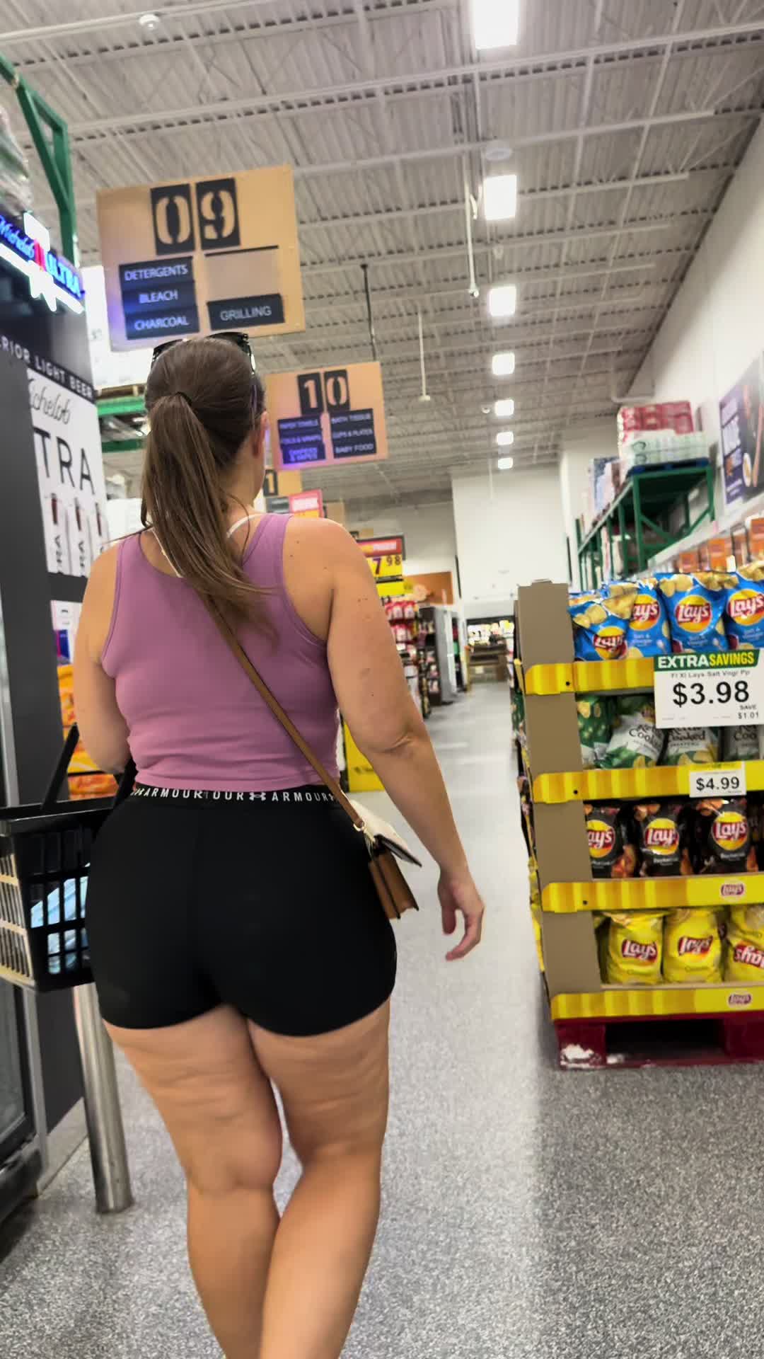 @HotwifeKat