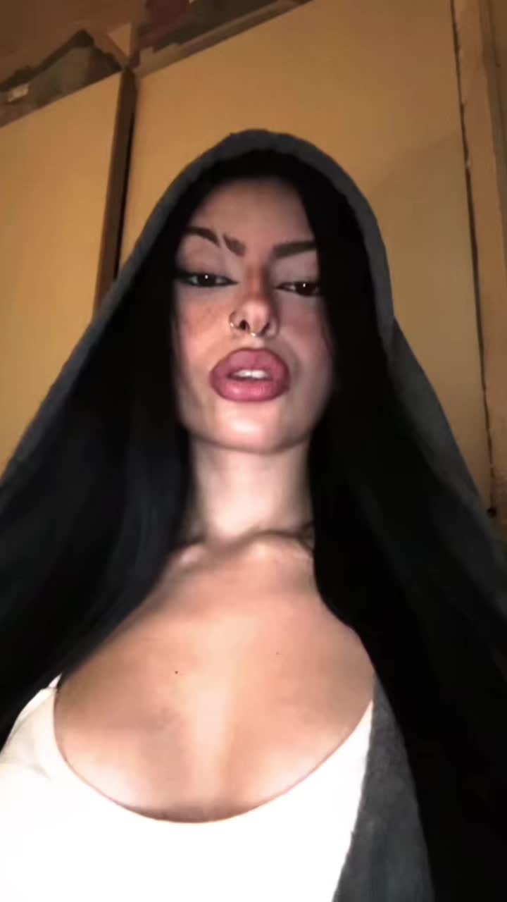 @𝙑𝙀𝙉𝙄𝘼♡🩸