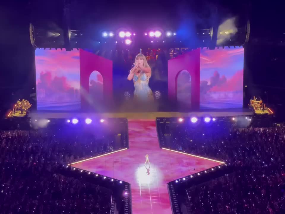 @𓂃꙳⋆videos from the eras tour