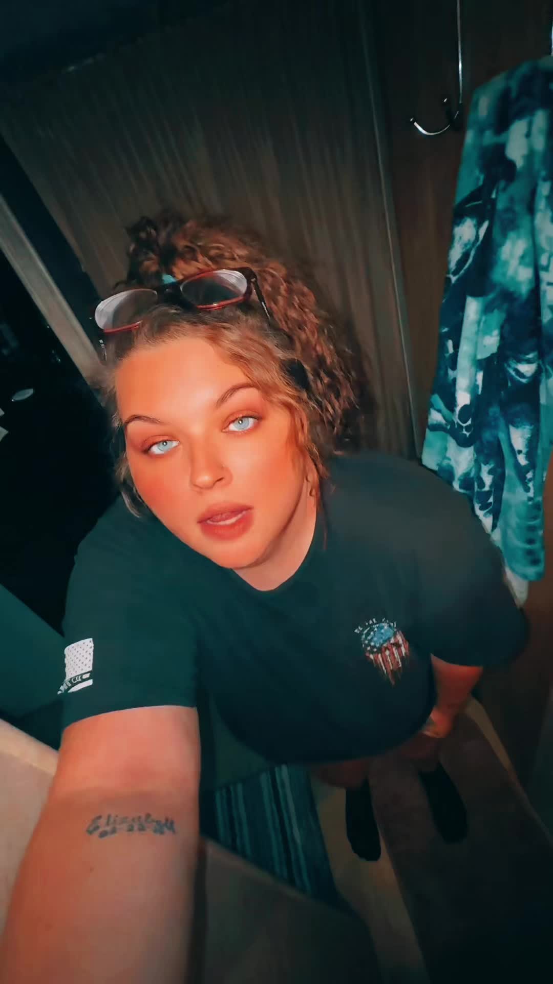 @❌Blue eyes and thick thighs❌
