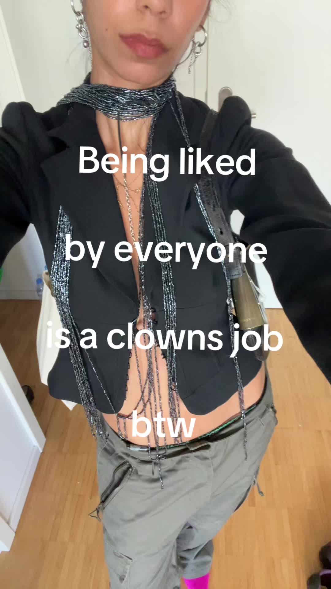 @m꧁ ༺ ༻ ꧂g