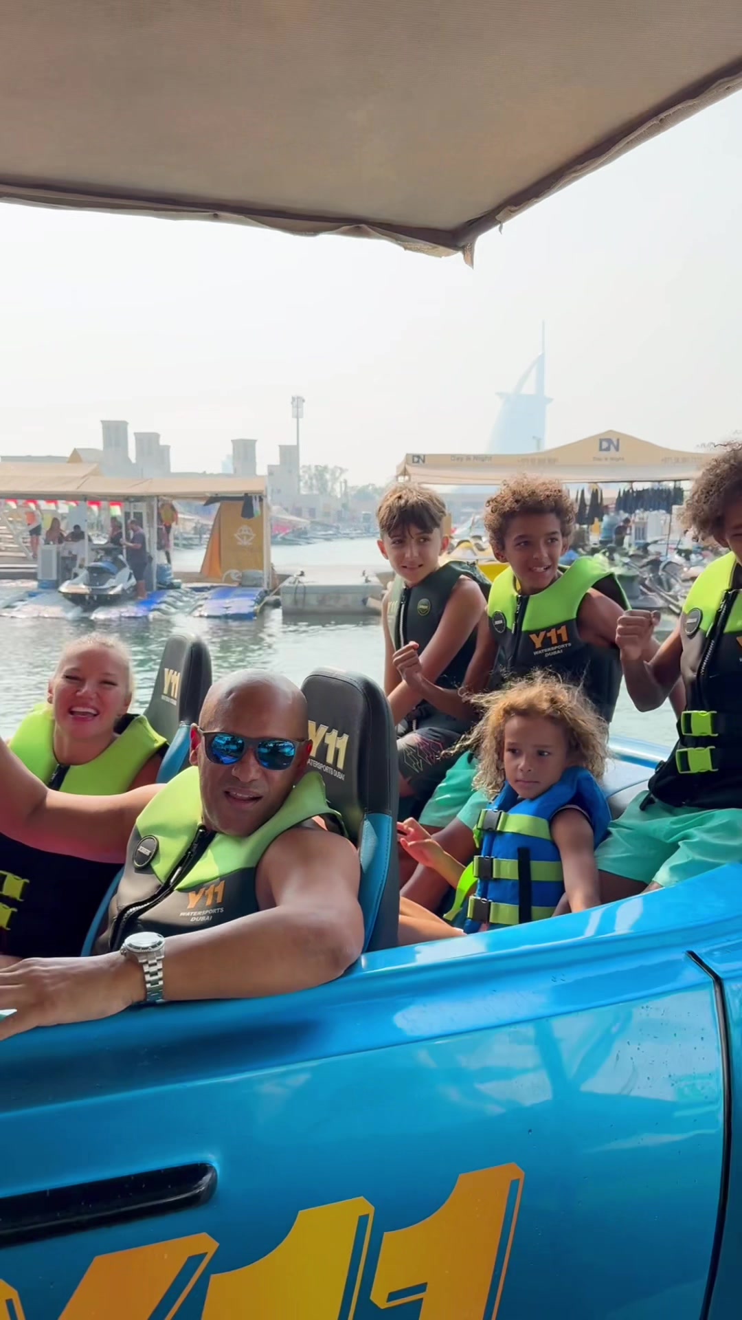 @Y11.ae