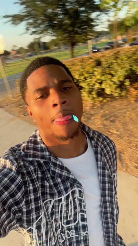 @_deewho
