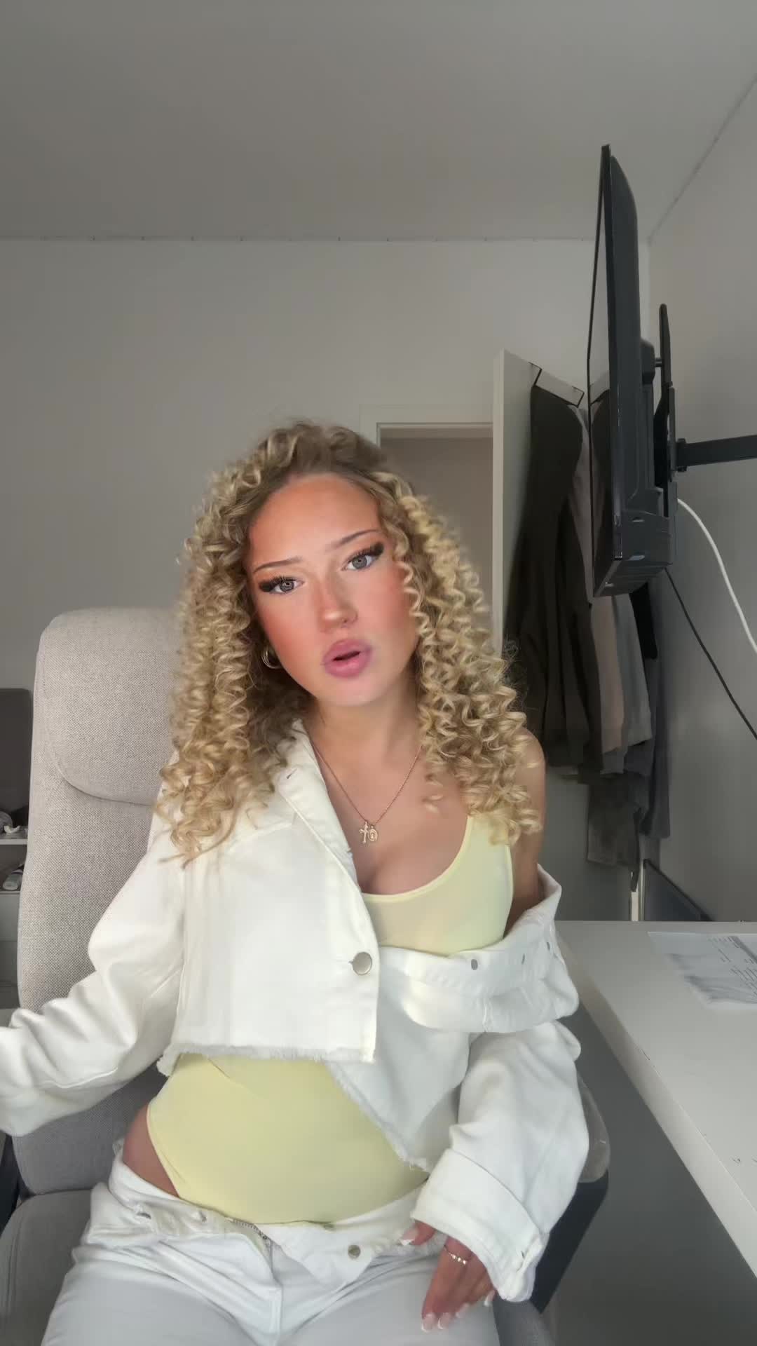 @_leasofie_