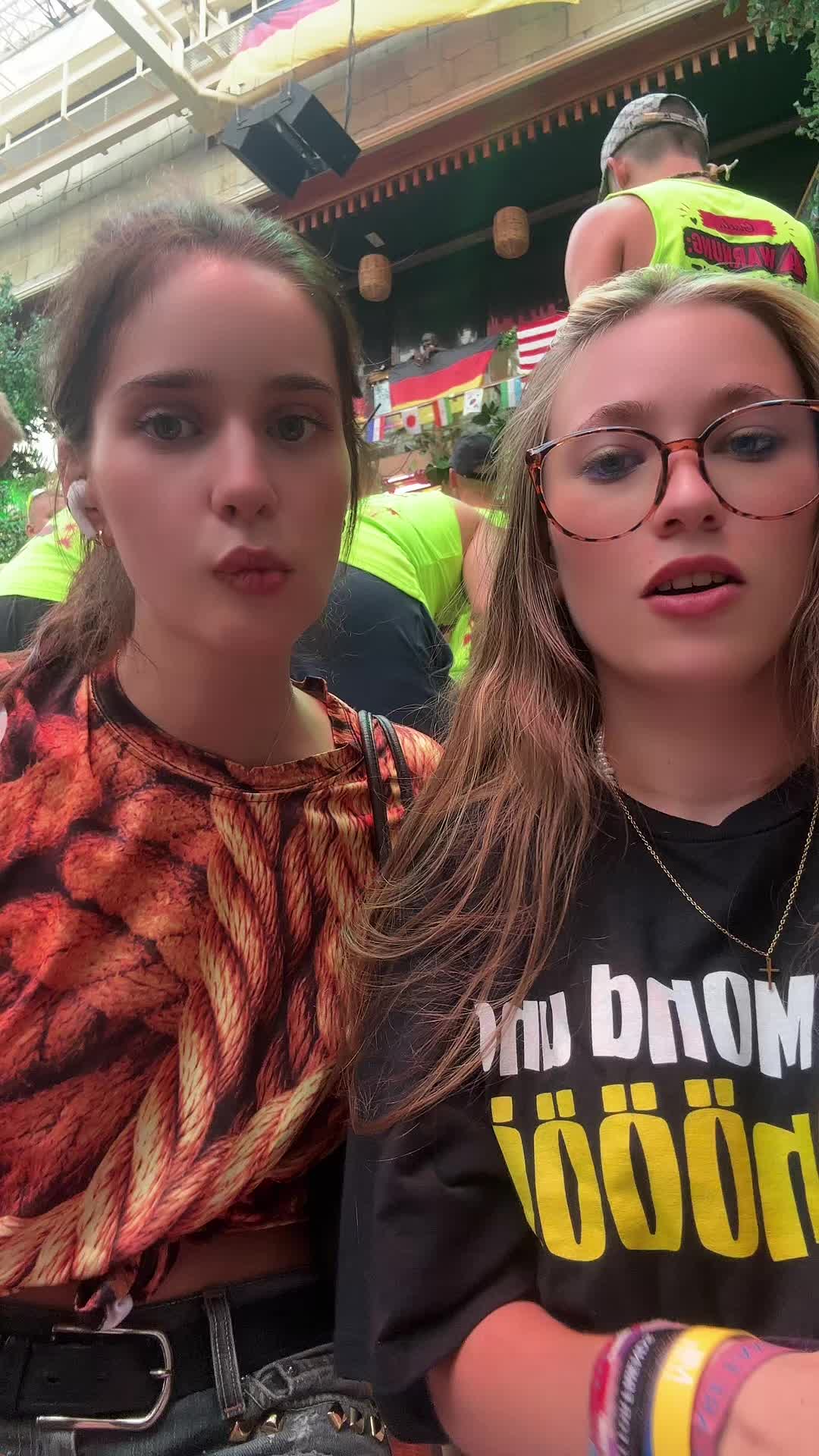 @ℳ𝑜𝓃𝒶 🦖