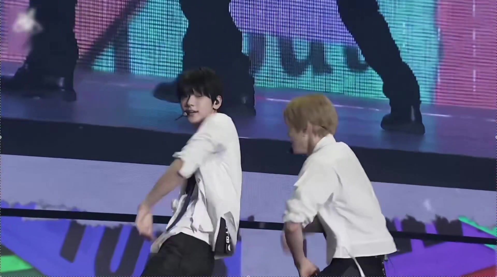 @Valeria saw and met TXT
