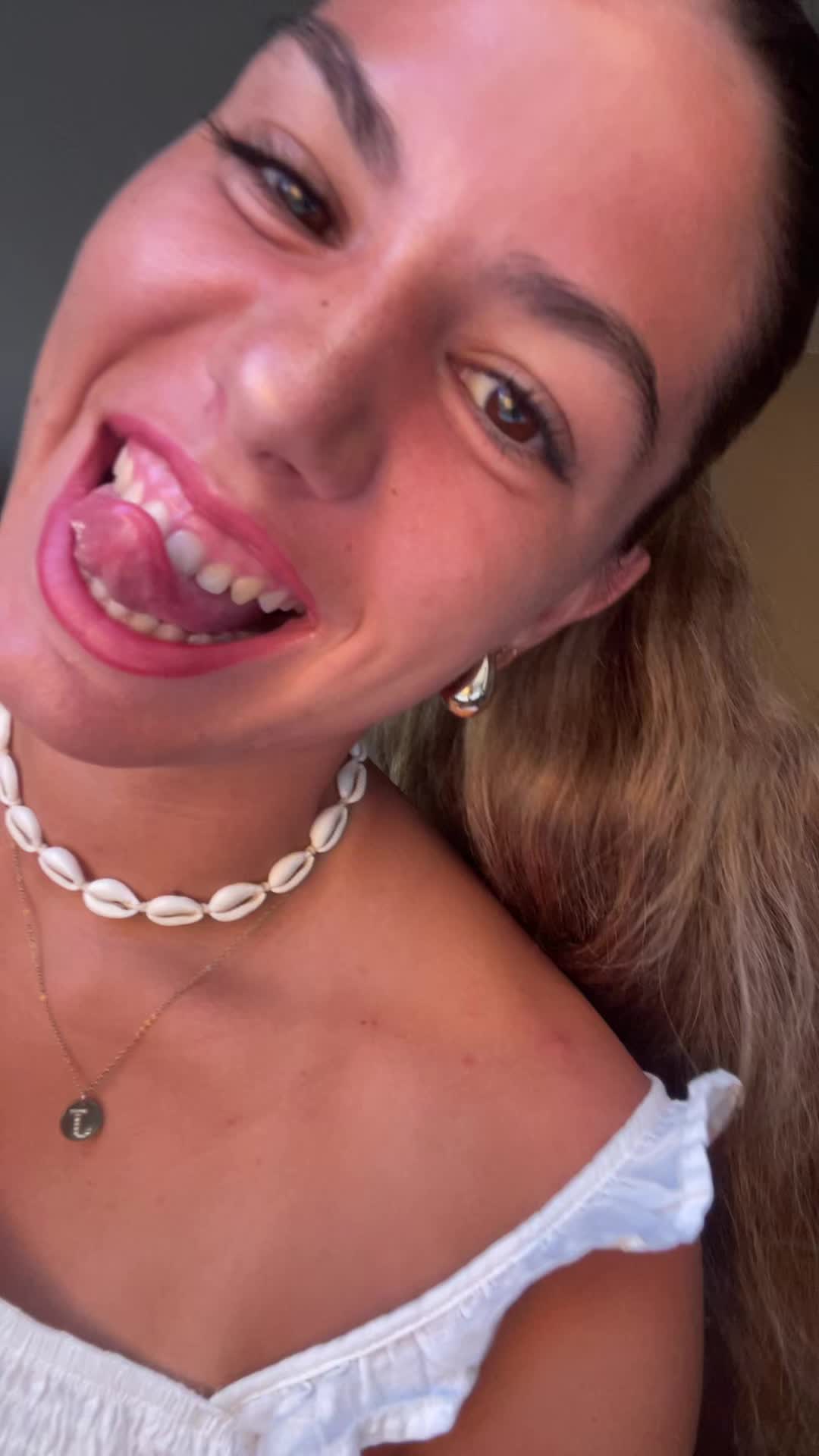 @júlia