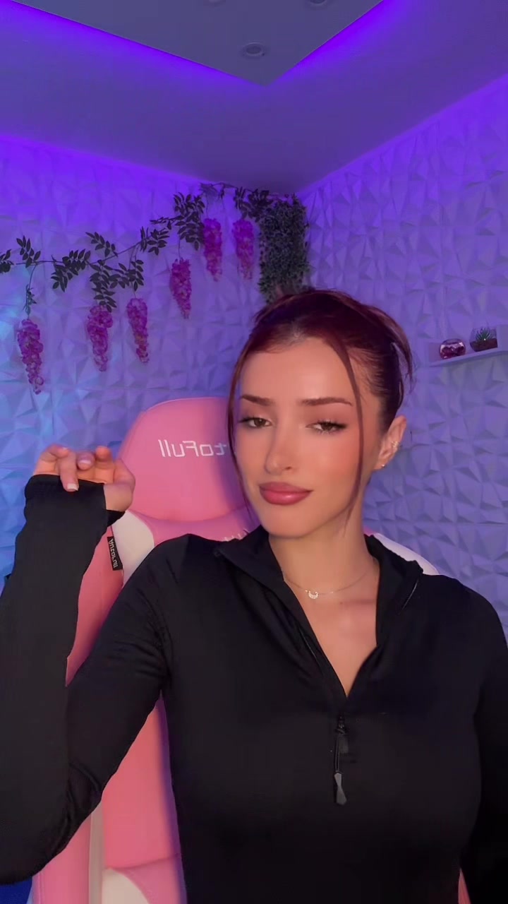 @Faviola🌙