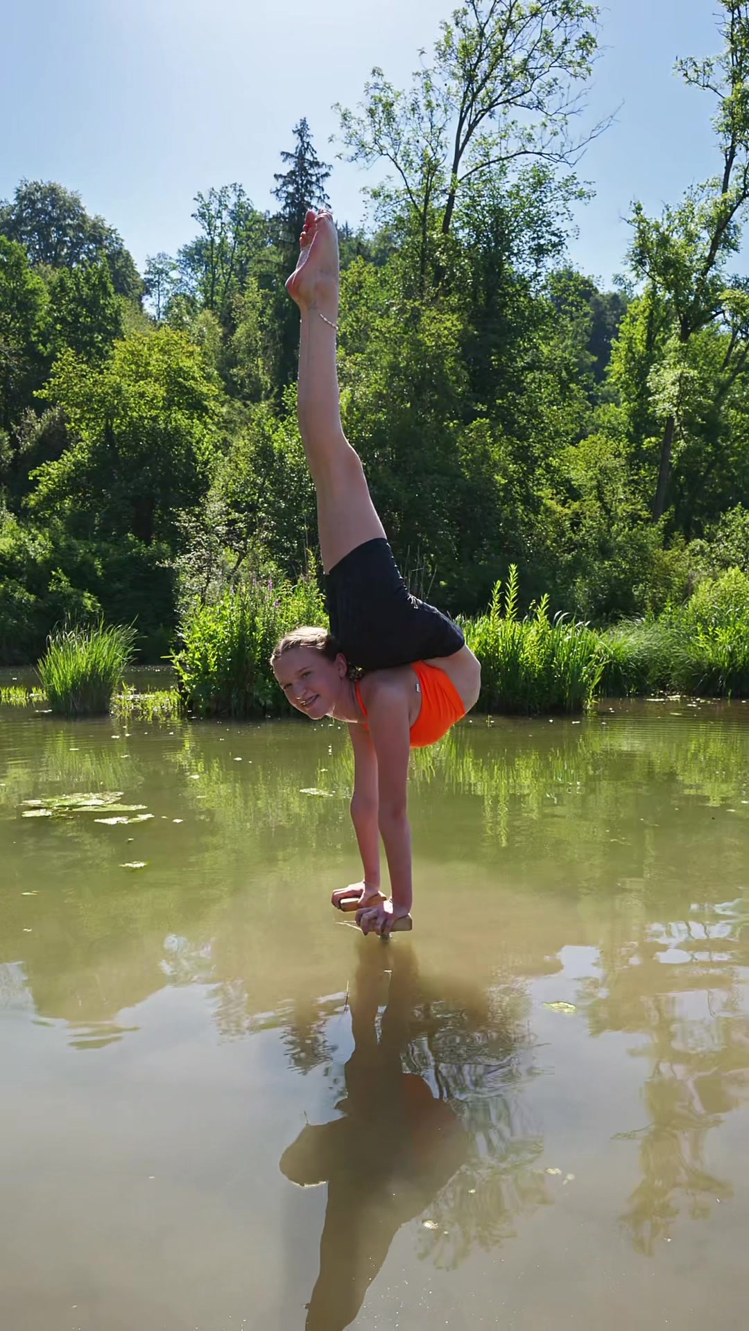 @Maria the contortionist🤸🐍
