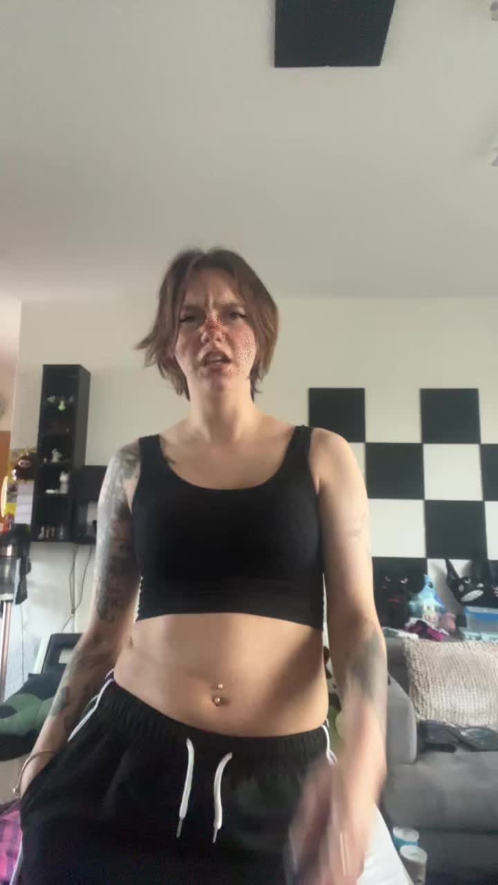 @Anschii_Queen