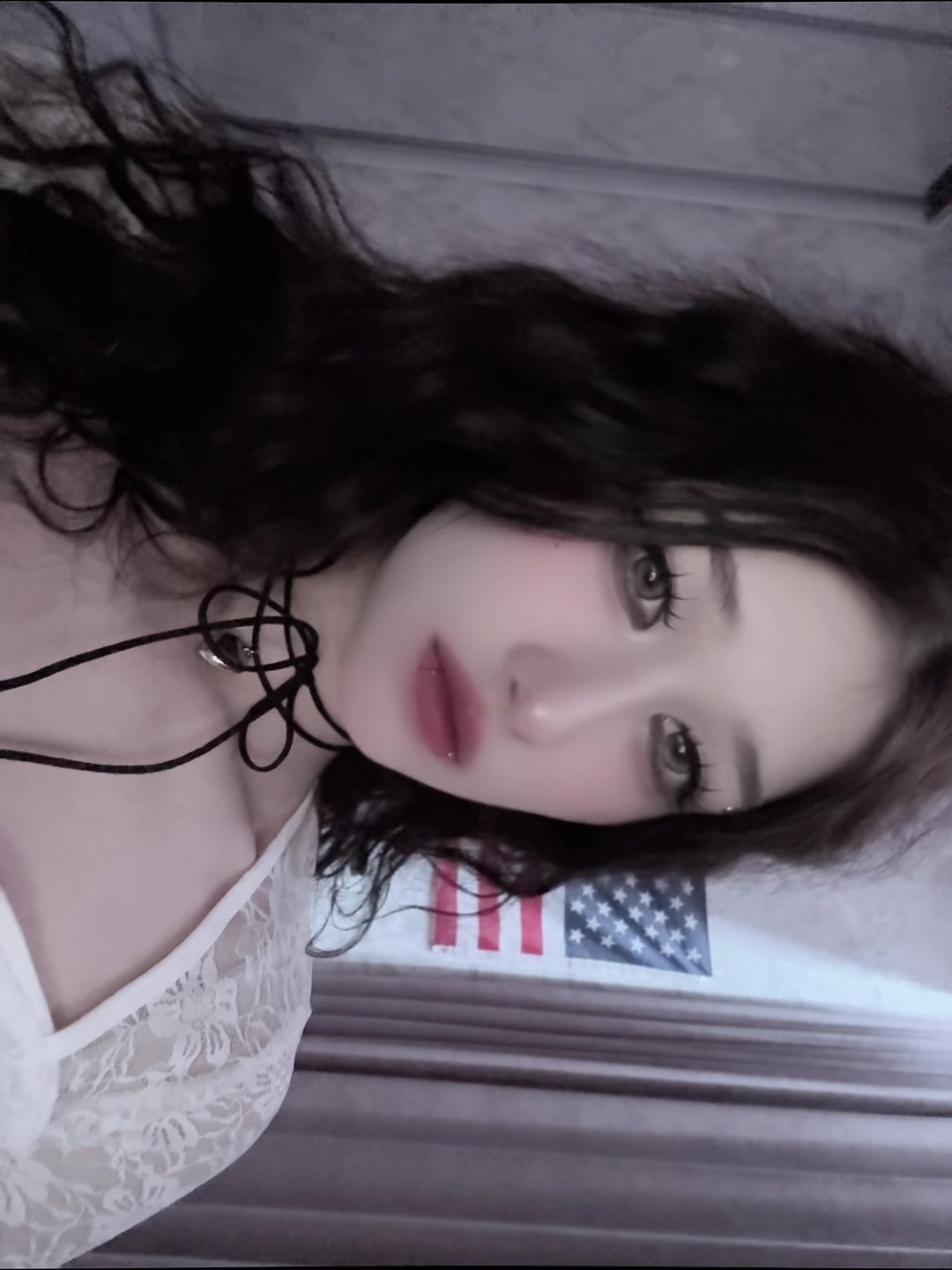 @^_<