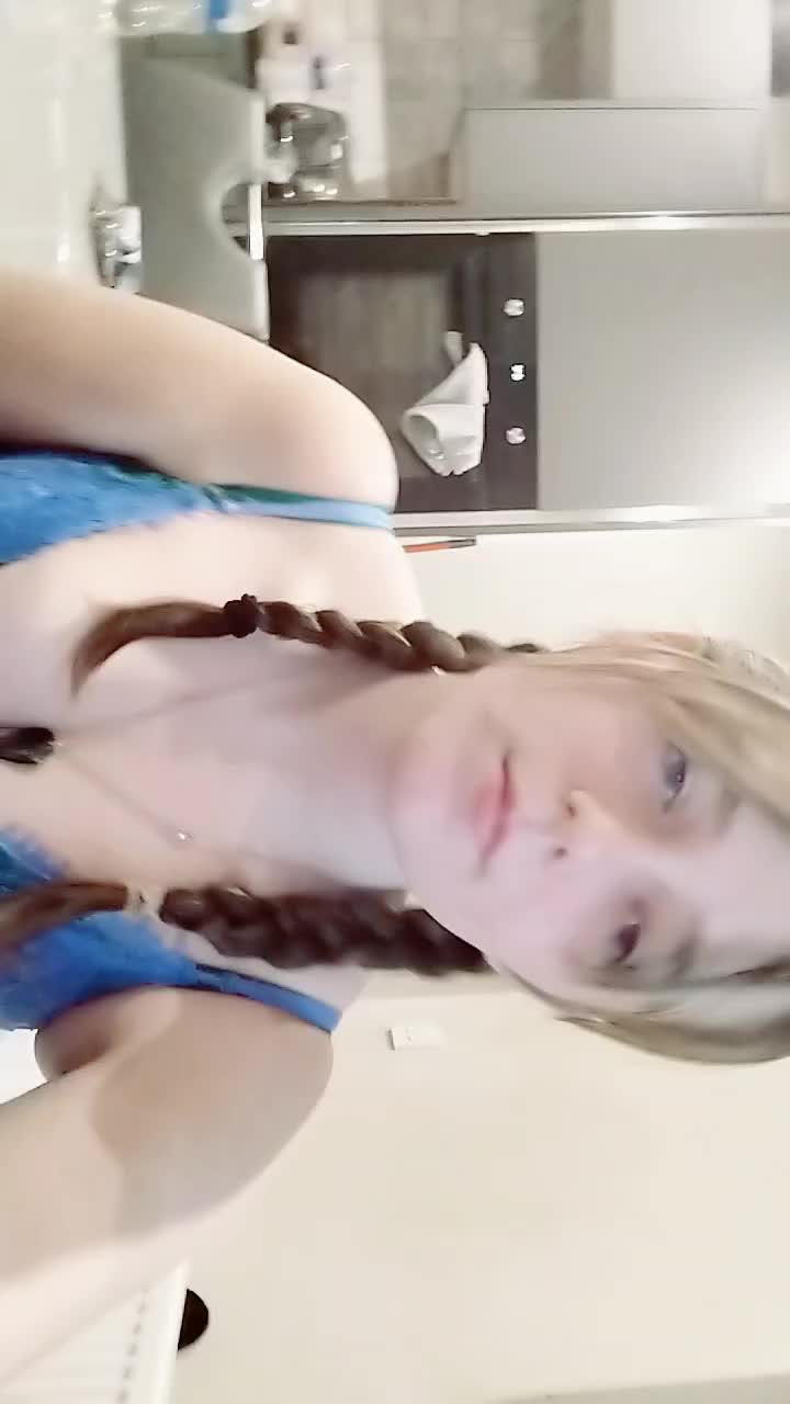 @Ellie🎤🕷
