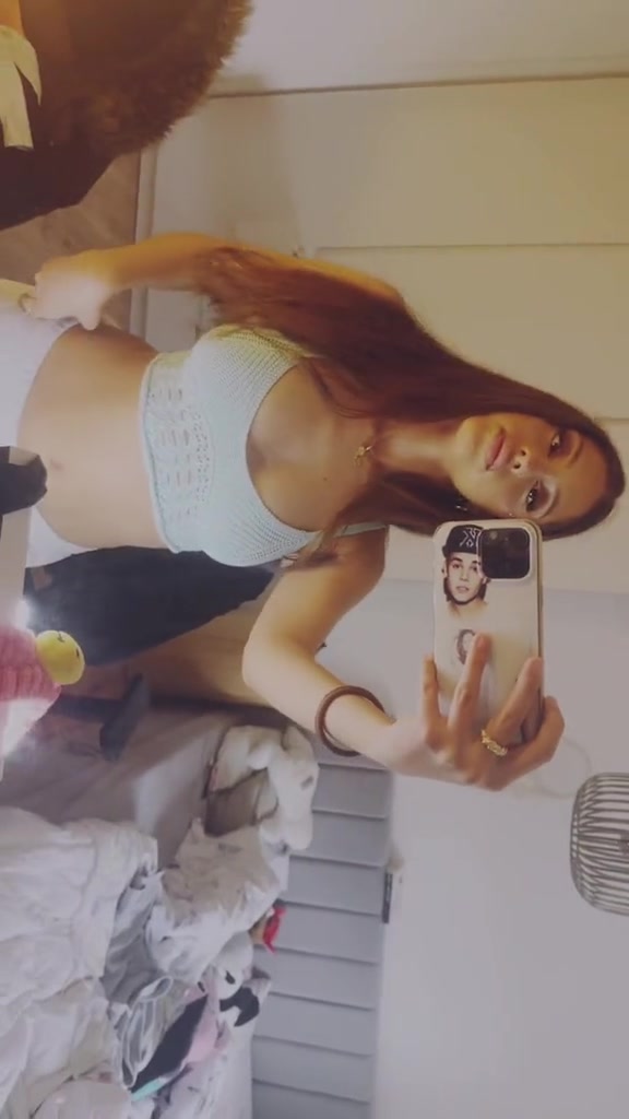 @>_<
