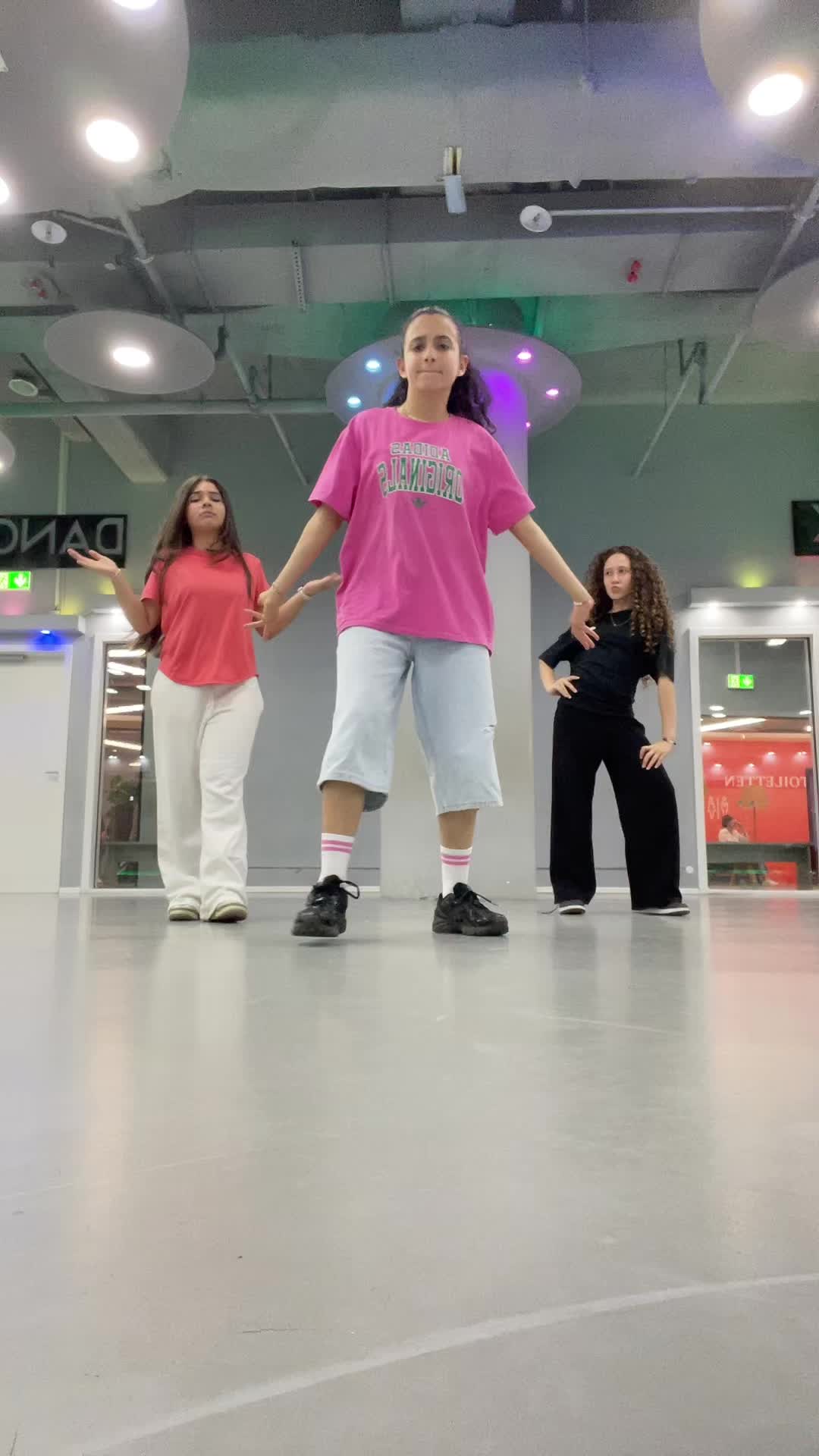 @Nisa_Kyf