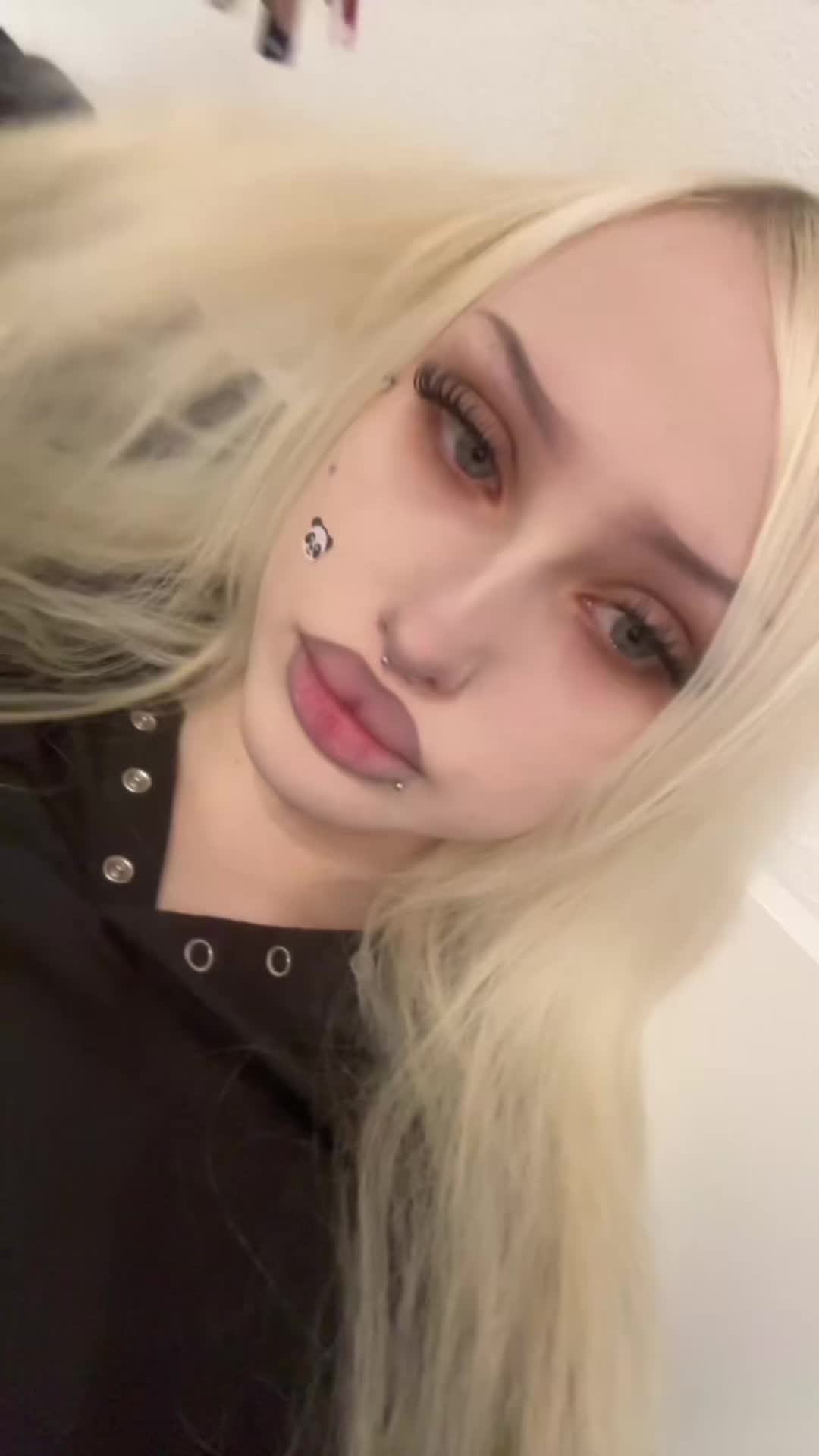 @🙎🏼&zwj;♀️