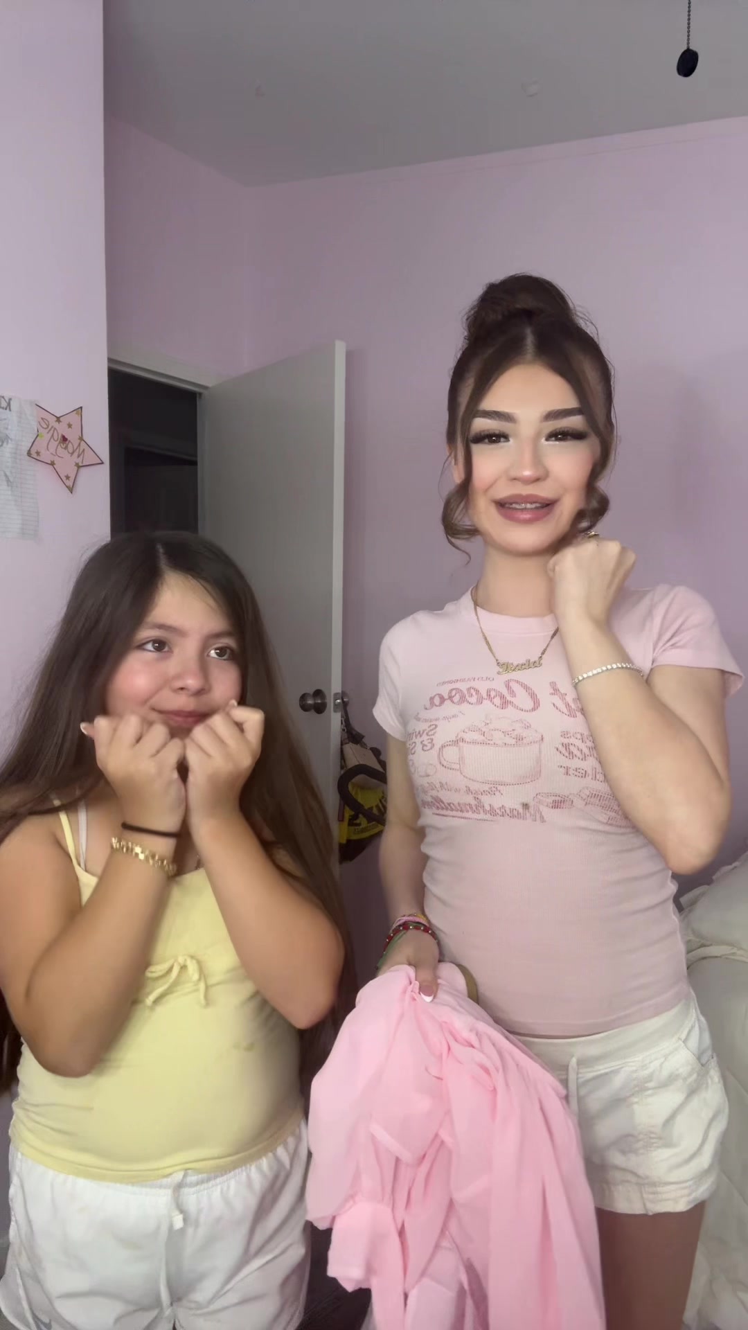 @Deliciaasisters