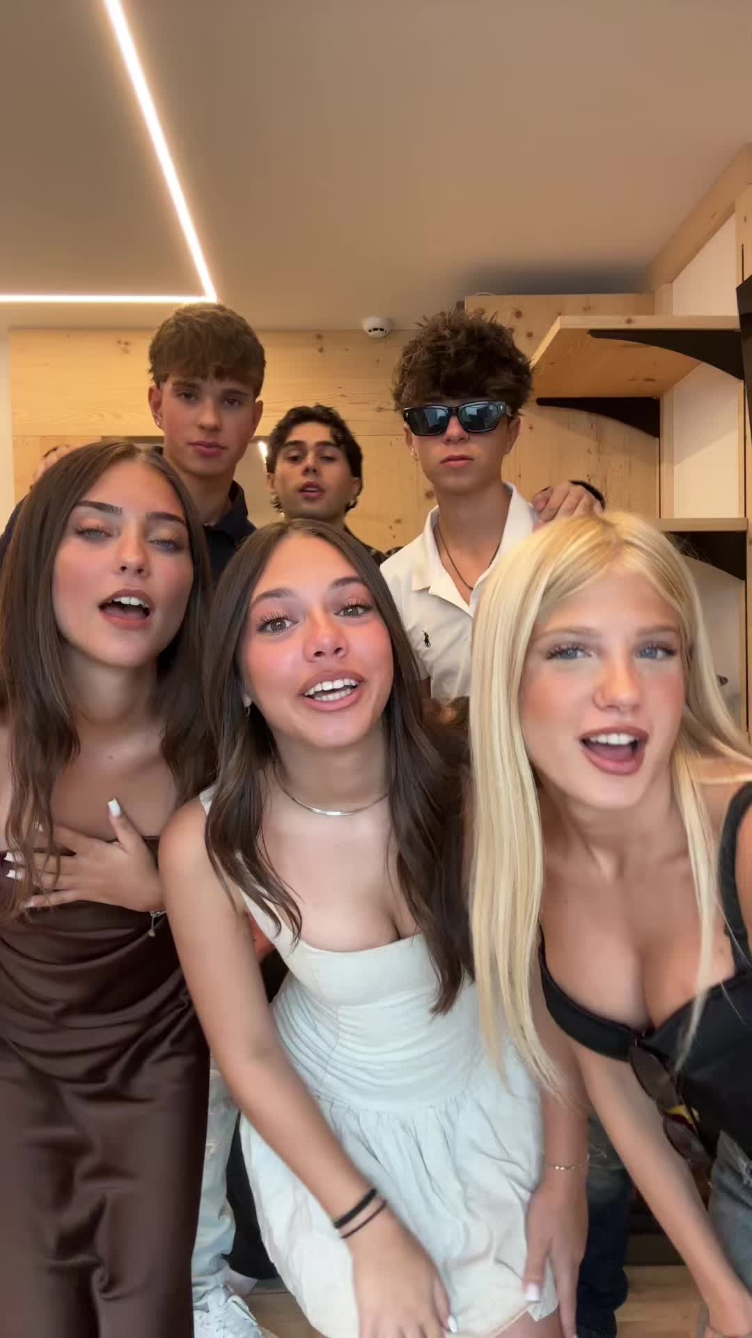 @vi