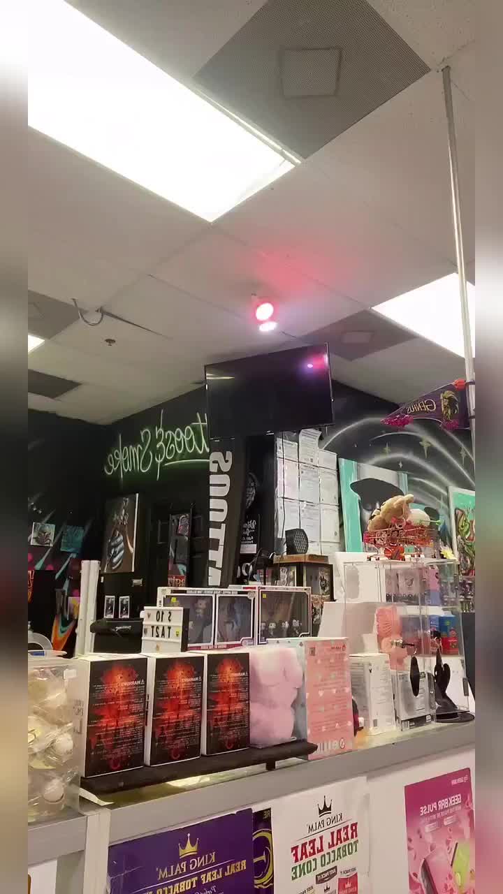 @TATTOOS AND SMOKE 🖤🎤