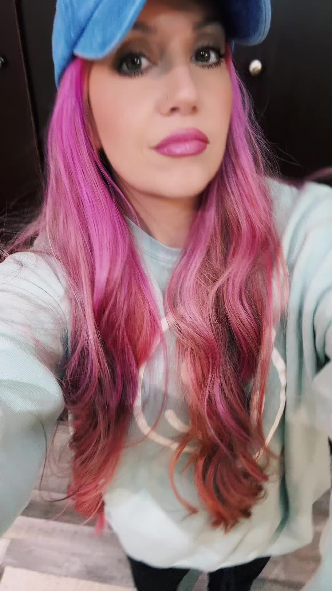 @lindsaalou