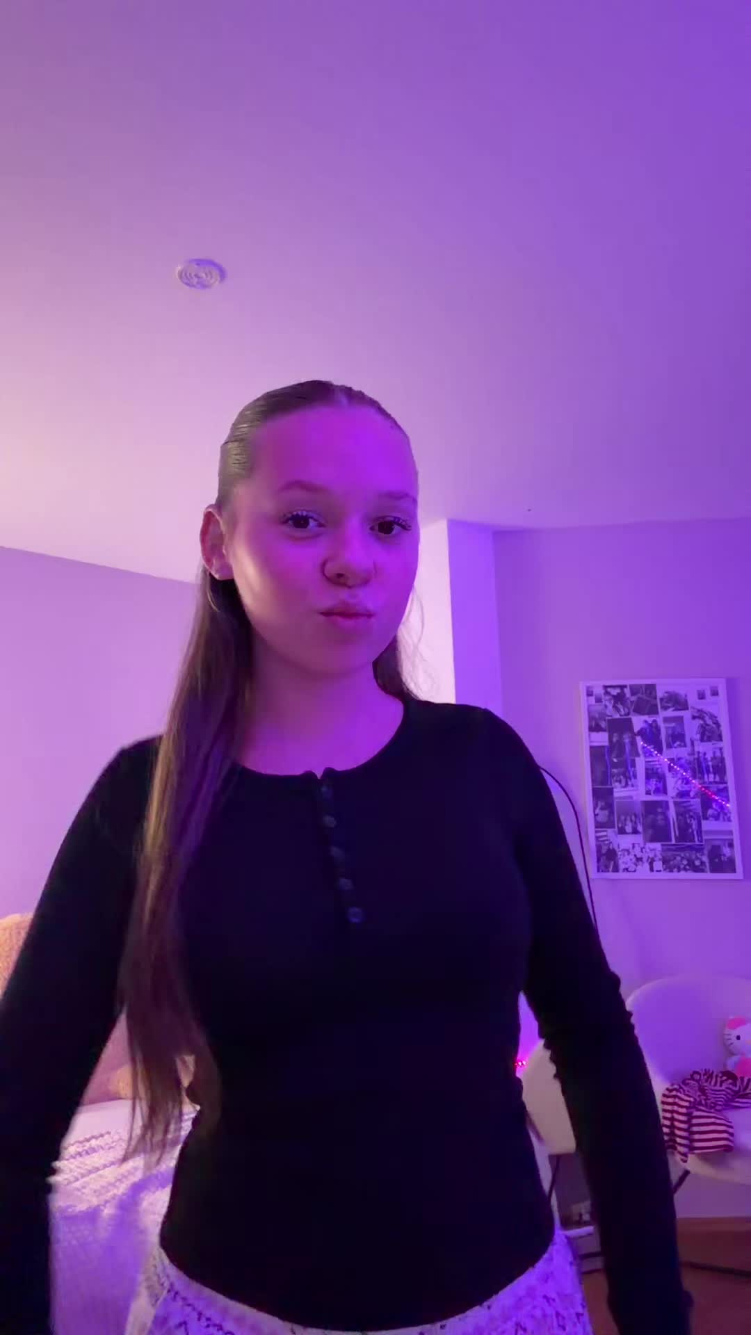 @𝐞𝐦𝐢𝐥𝐲𝐞𝐱𝐜𝐡𝐚𝐧𝐠𝐞𝟐𝟕