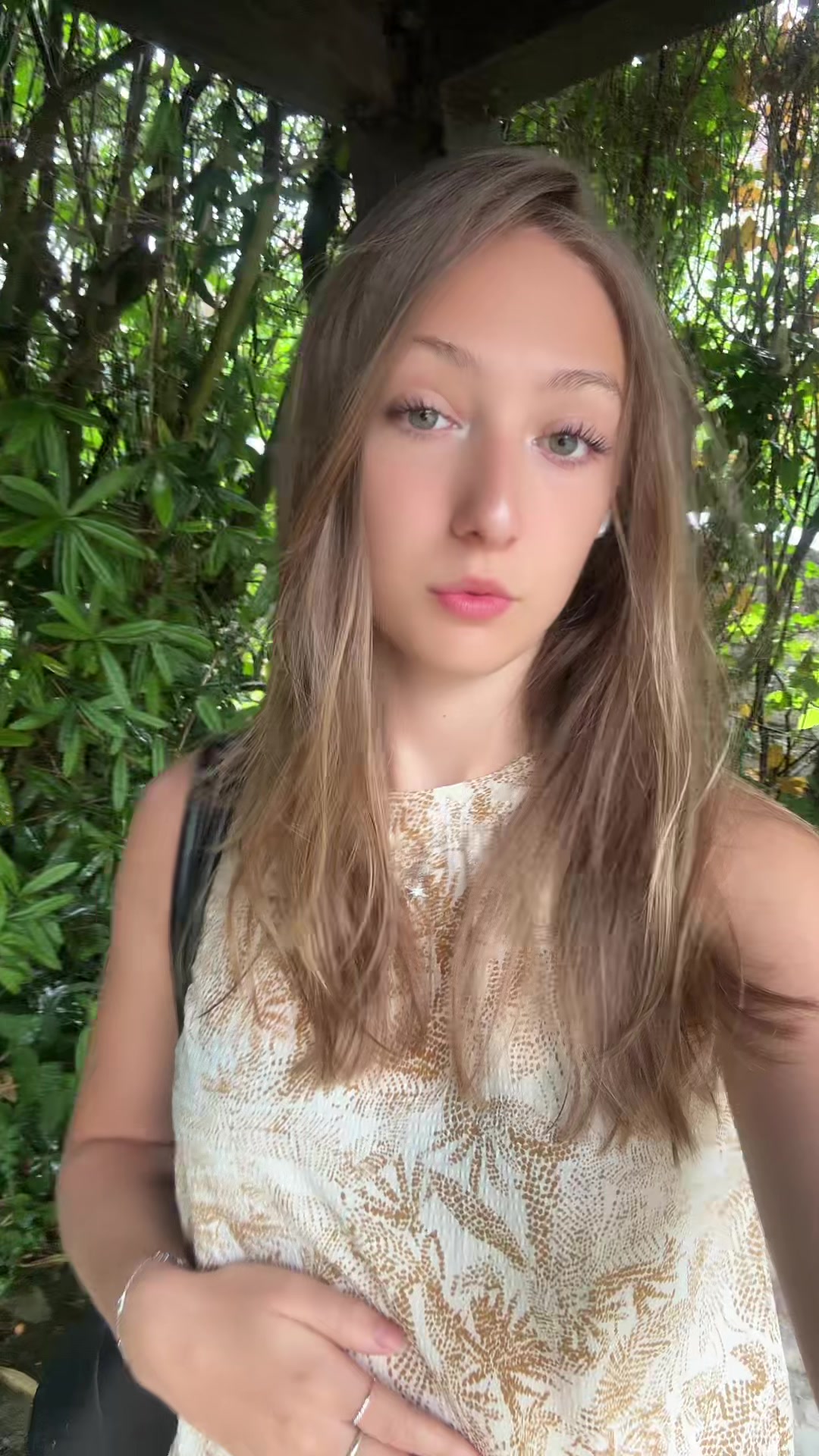 @🐝