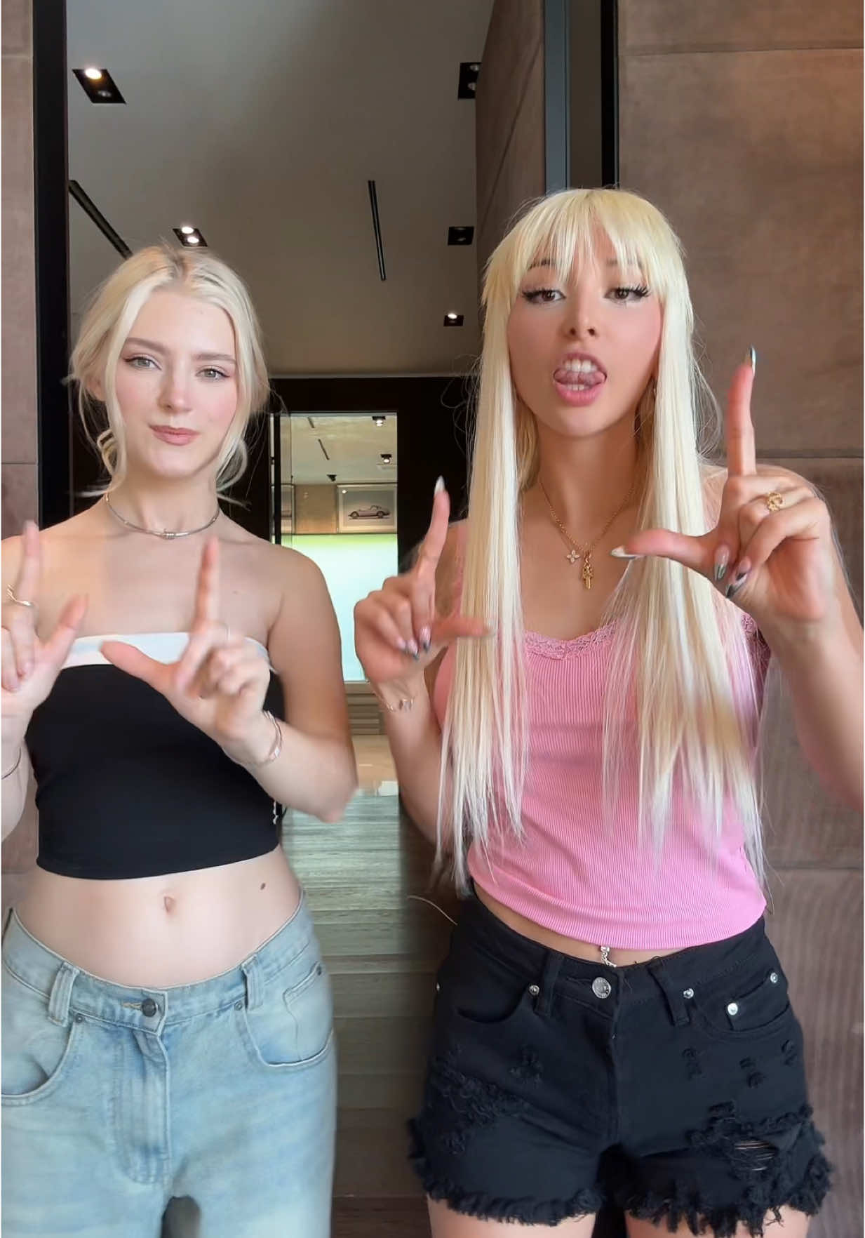 mia (@itsmiawaifu) - Urlebird