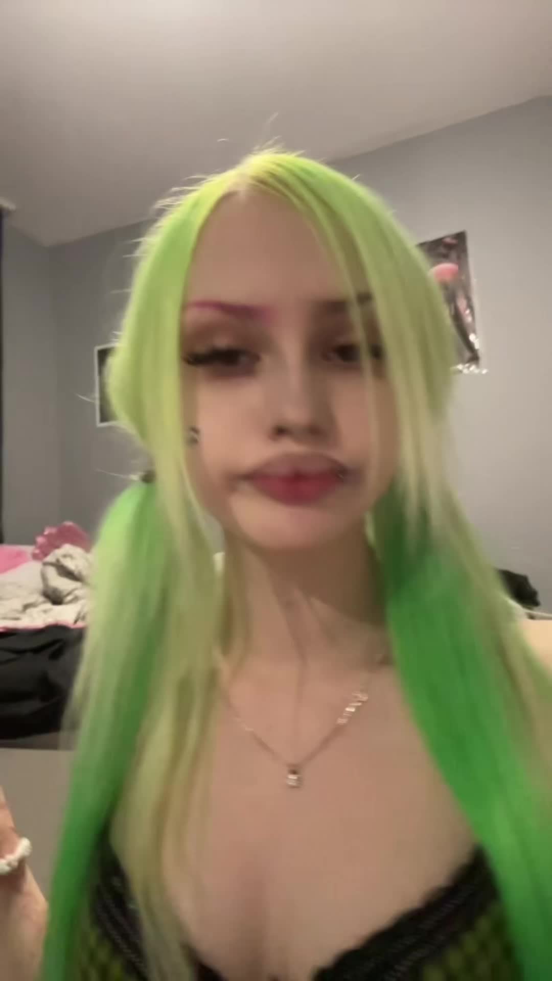 @🙎🏼&zwj;♀️