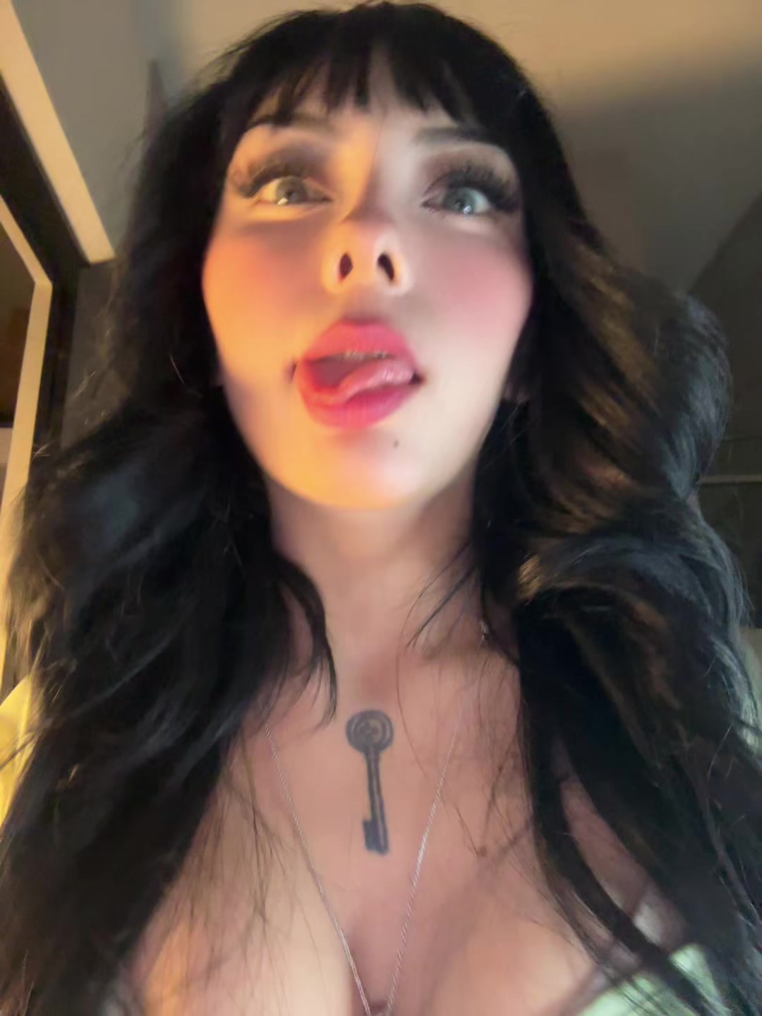 @SkinnyGhostiee🧛🏻&zwj;♀️