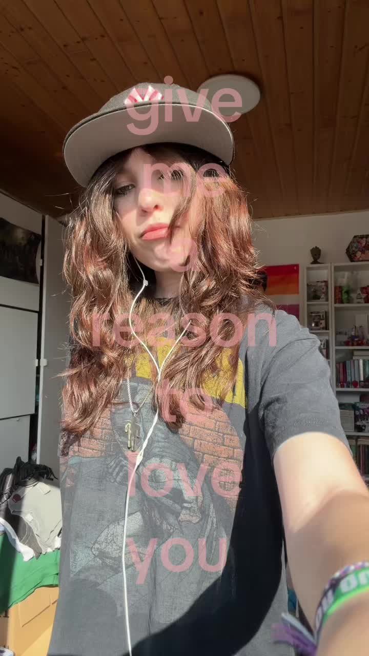@𝒯𝒶𝓂𝒾🦝🛹🎸
