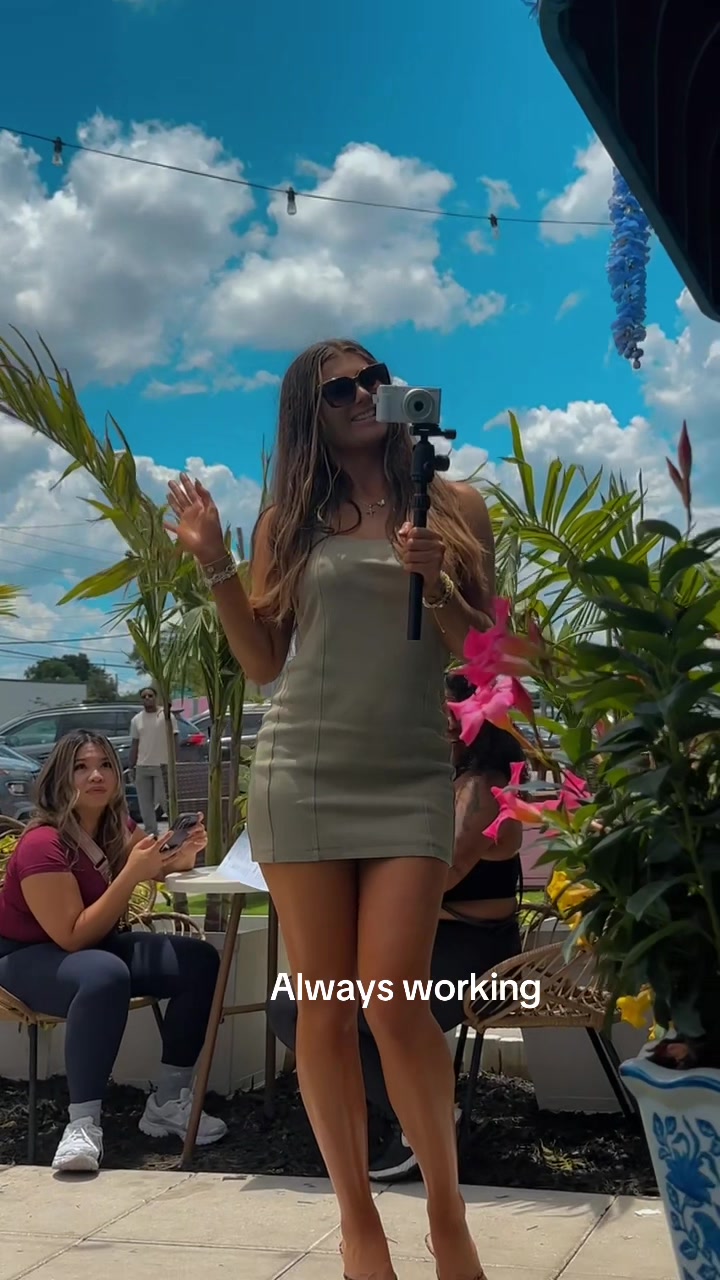 @larissaluxe