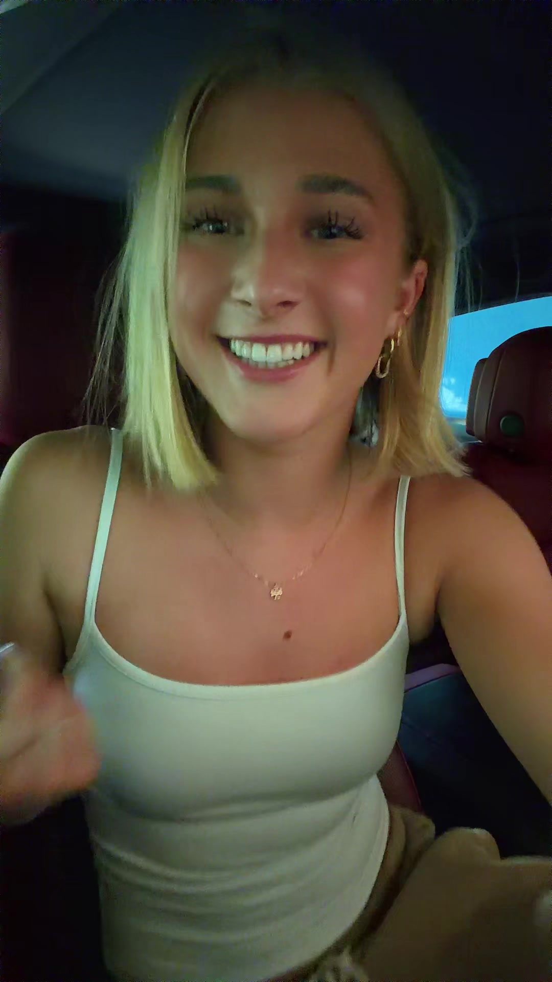 @theelliebarker