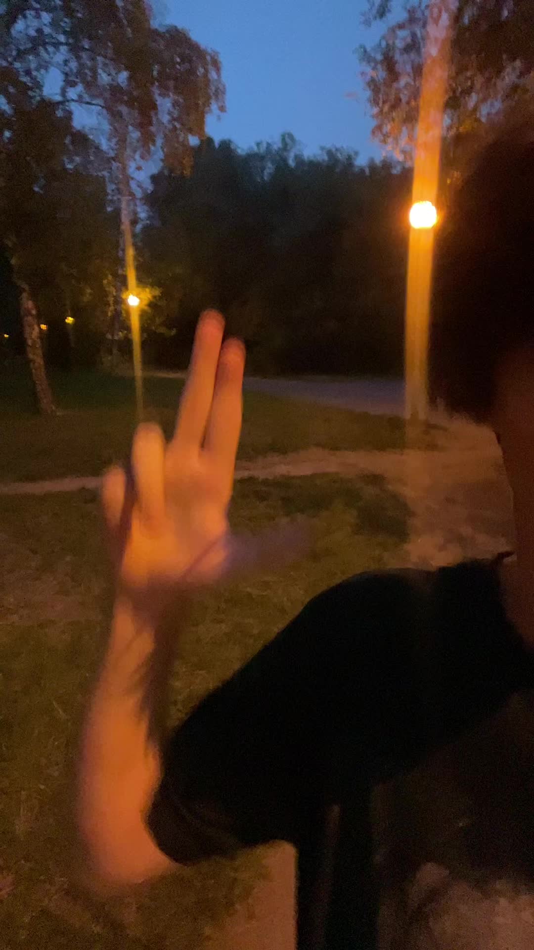 @>.<