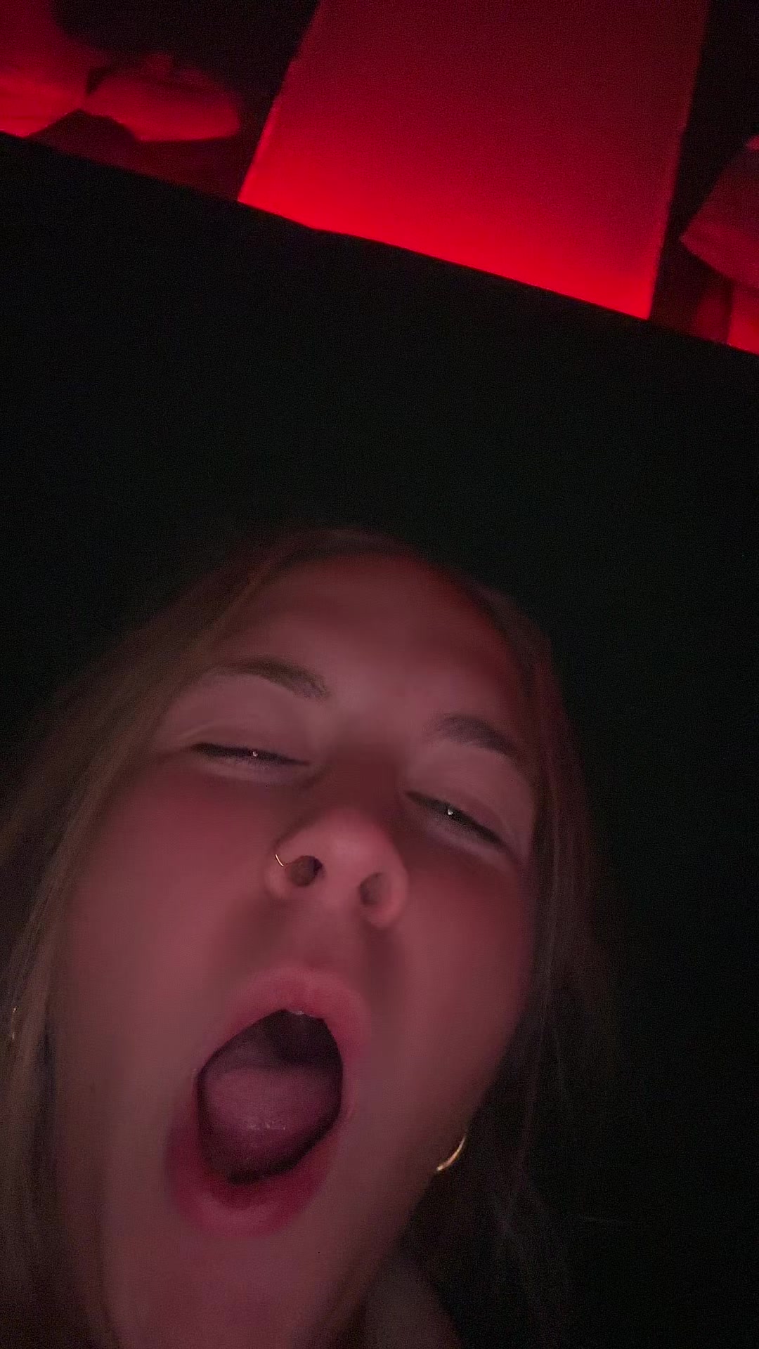 @unironicallyblonde