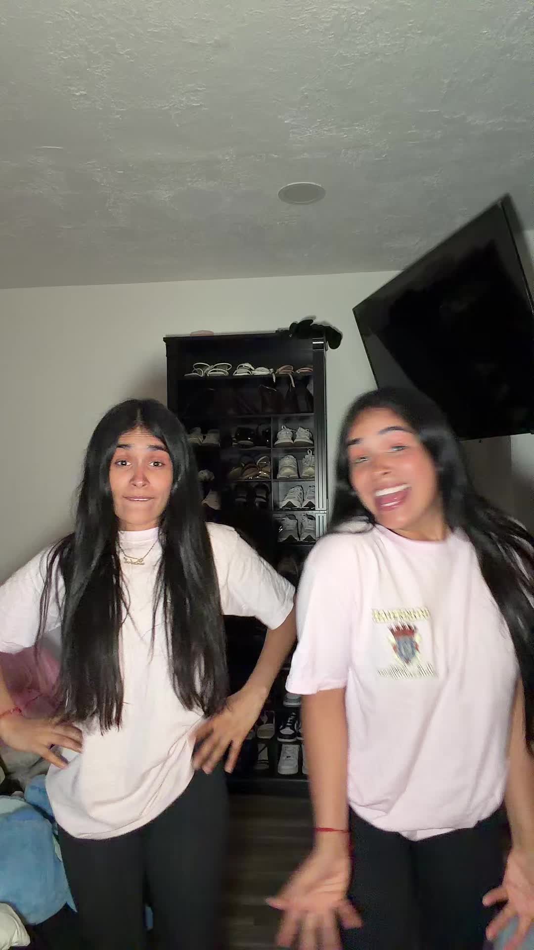 @Las gemelas Reyes