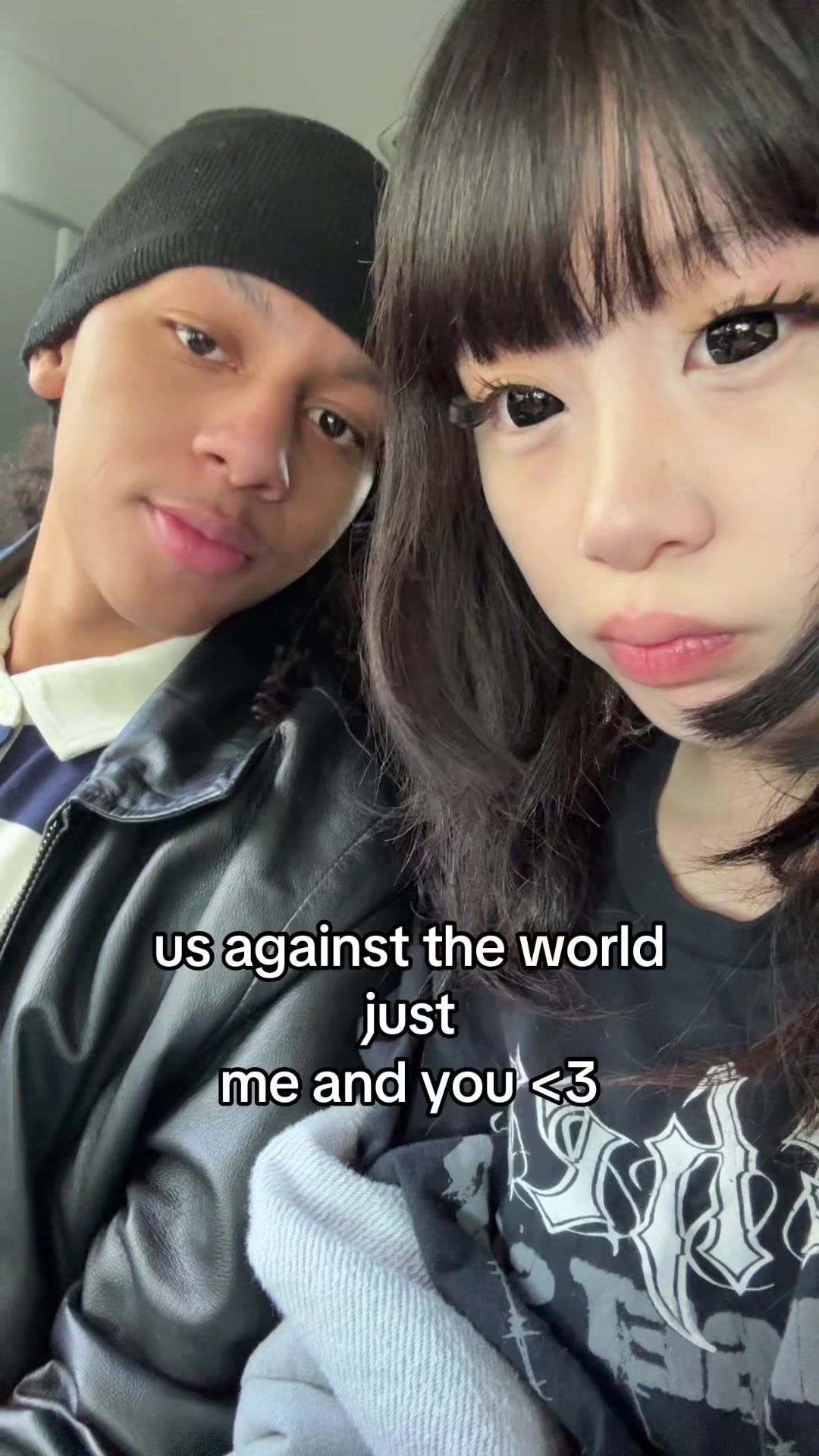 @>_<