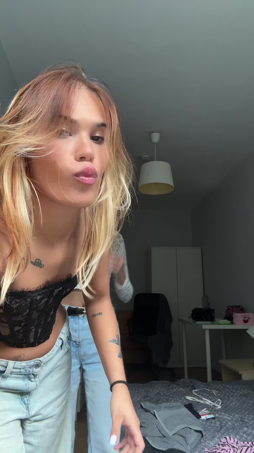 @Laviebelly