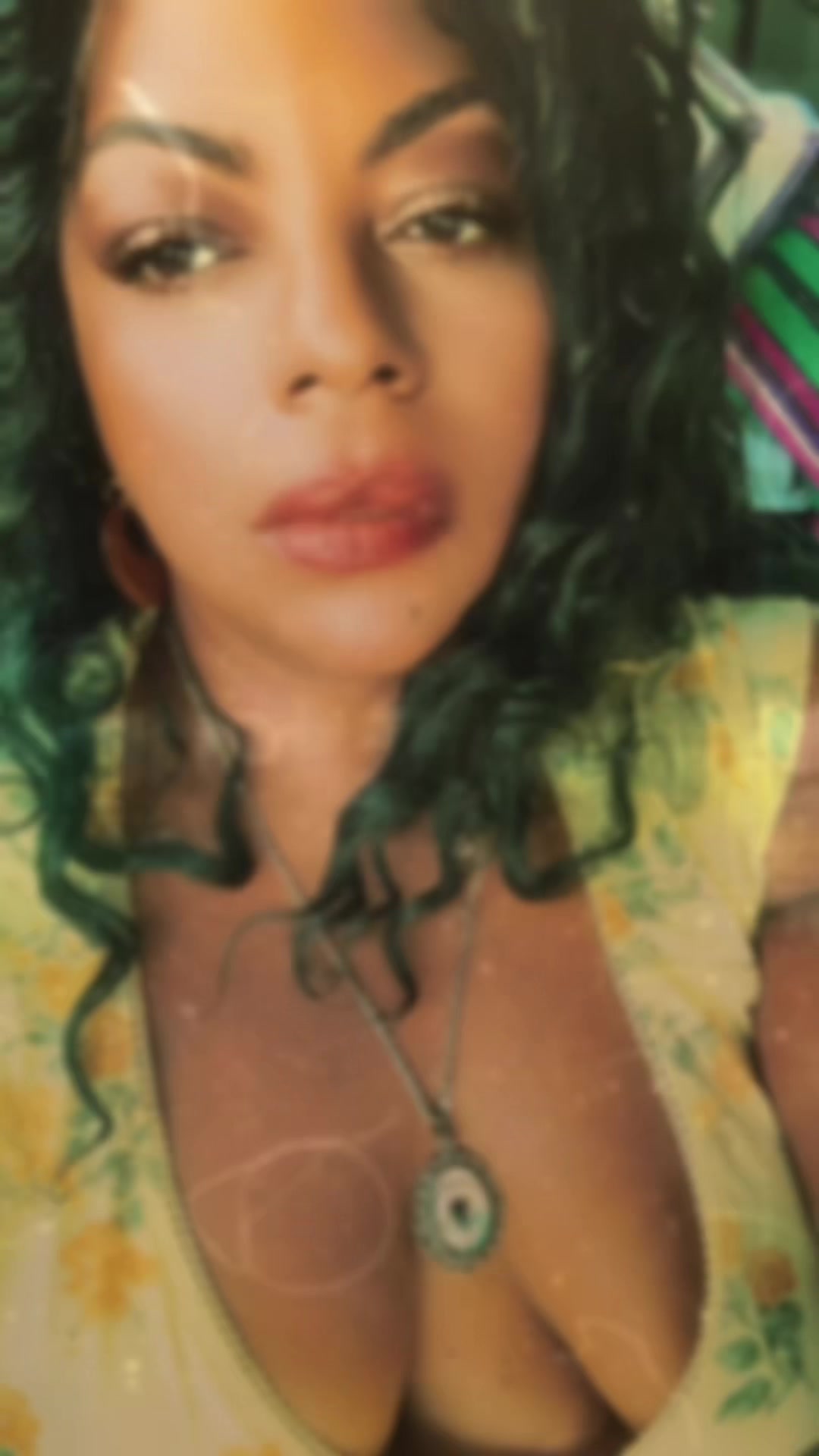 @iamellesully