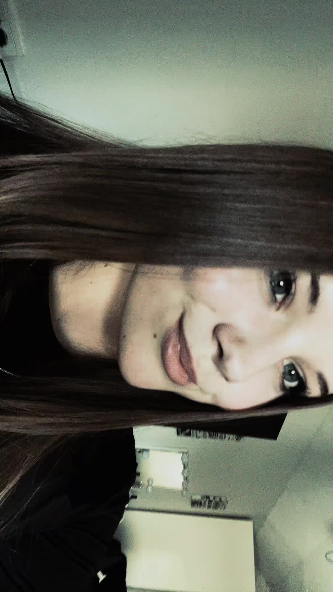 @♫︎✰𝑯𝒐𝒍𝒍𝒚✰♫︎