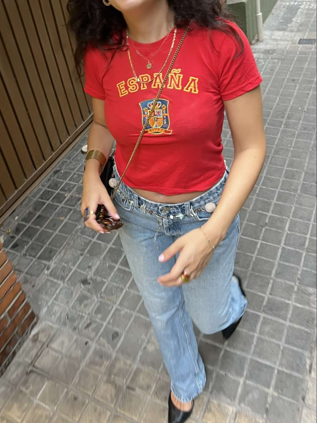@claratells