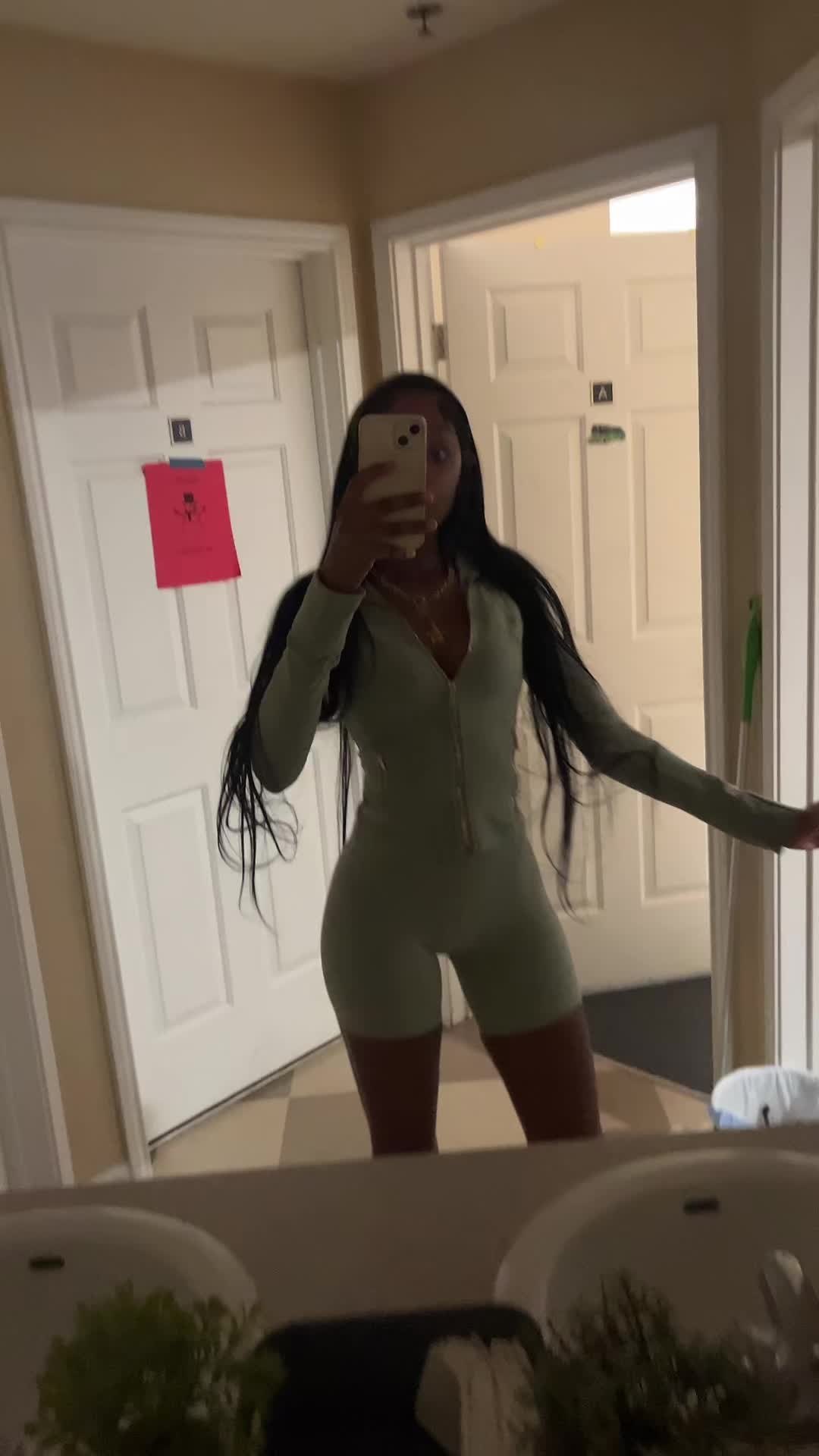 @_.nijanataylor