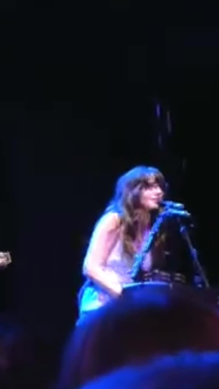 @zooeydeschanel