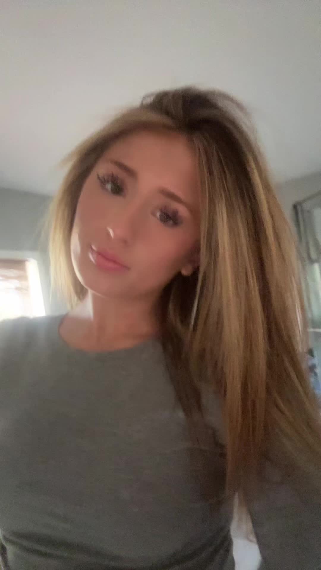 @miaelovecky