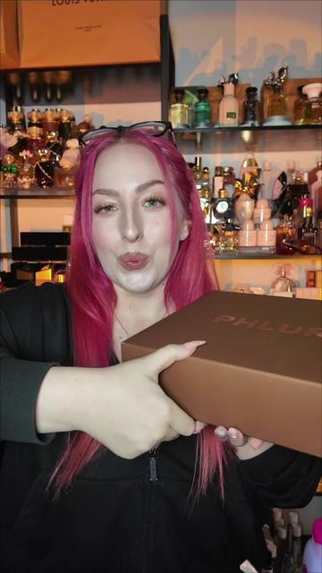 @Ari B | Fragrance & Beauty