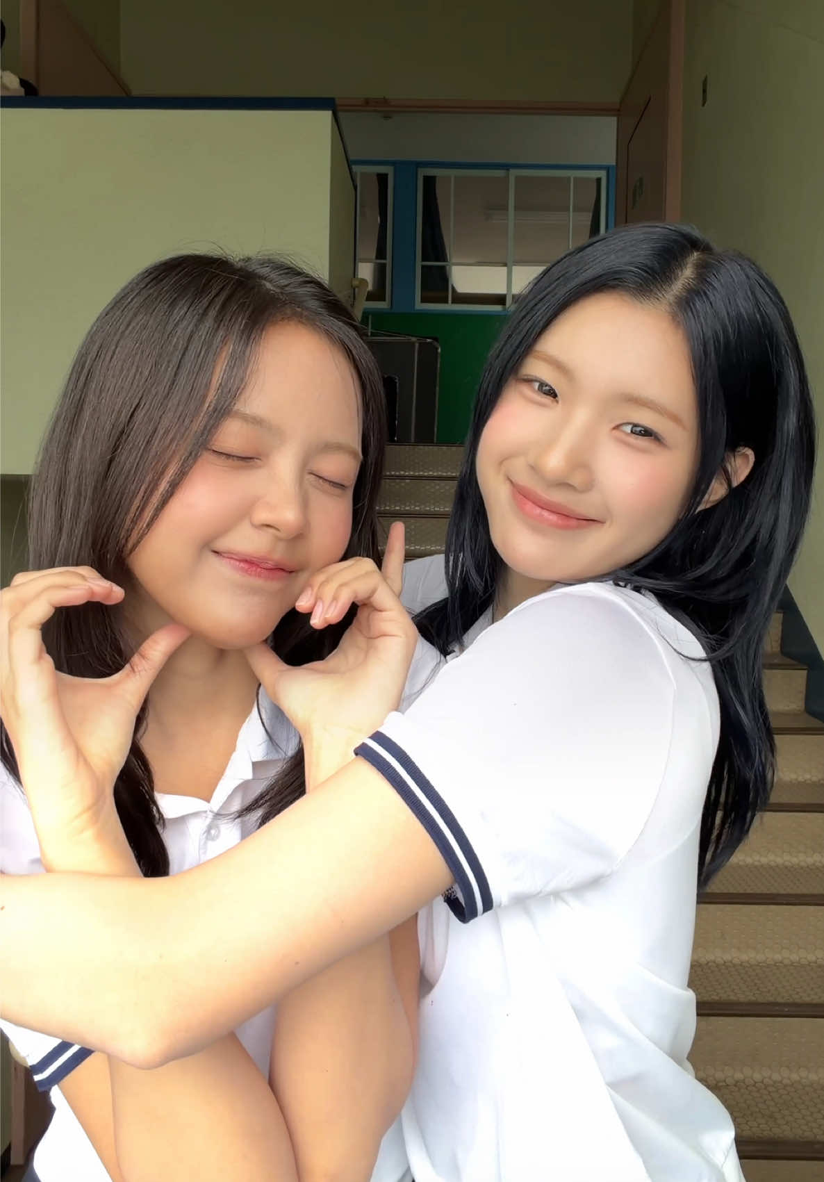 @Hearts2Hearts