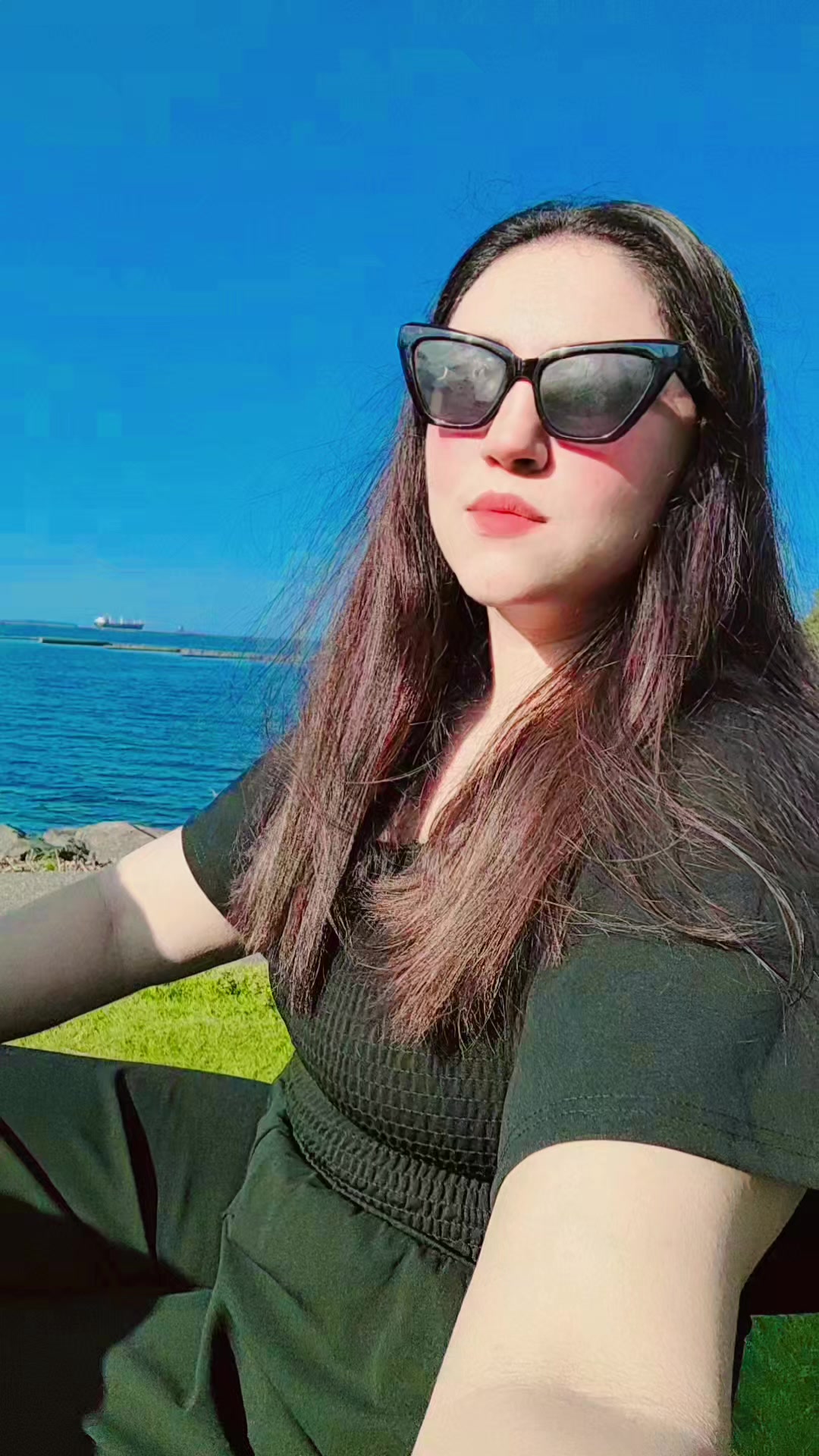 @Aroohanaz
