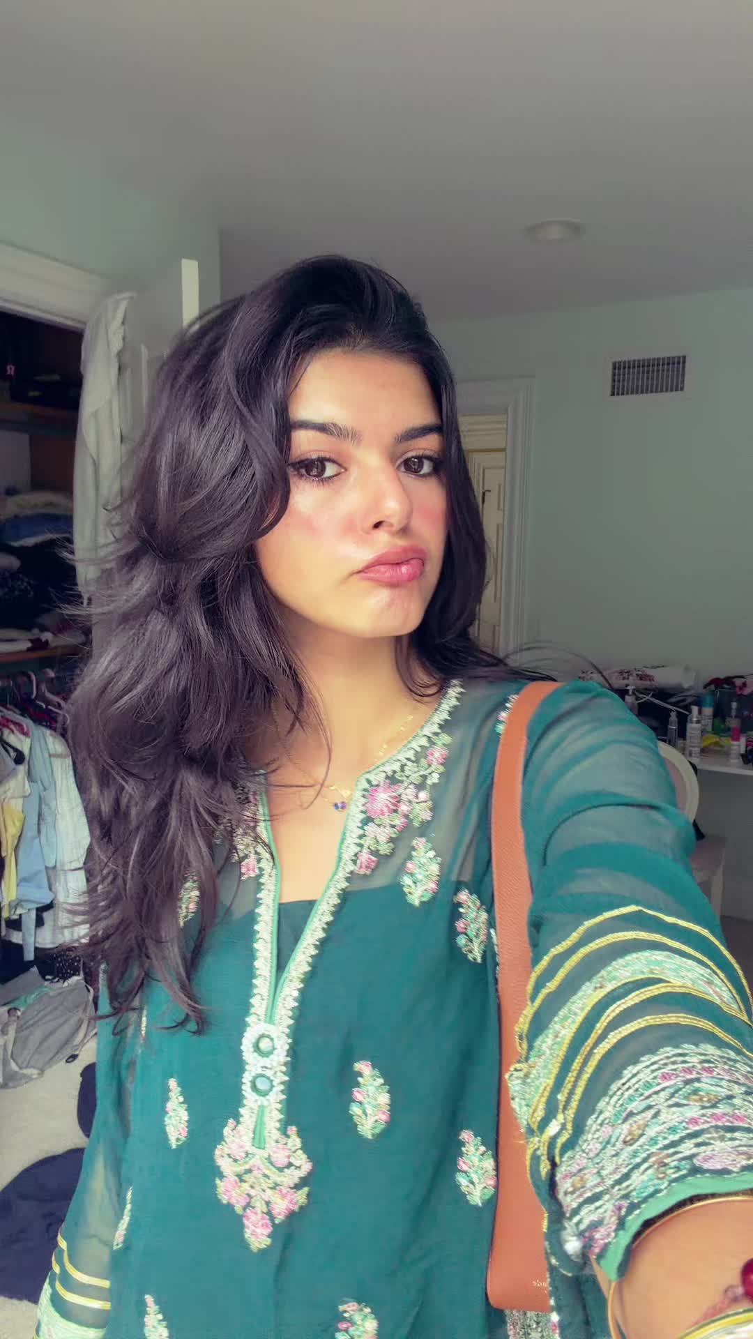 @•amna•