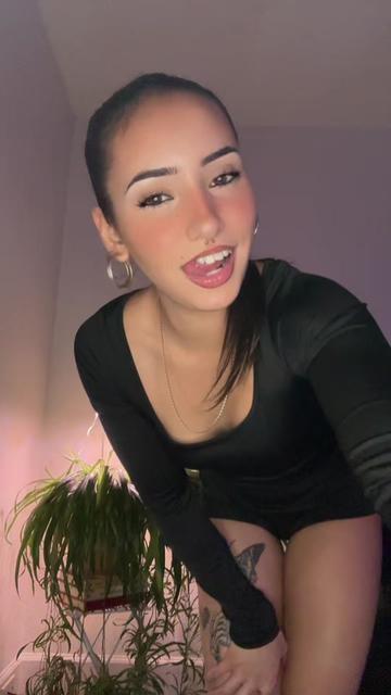 @AlexaFitg