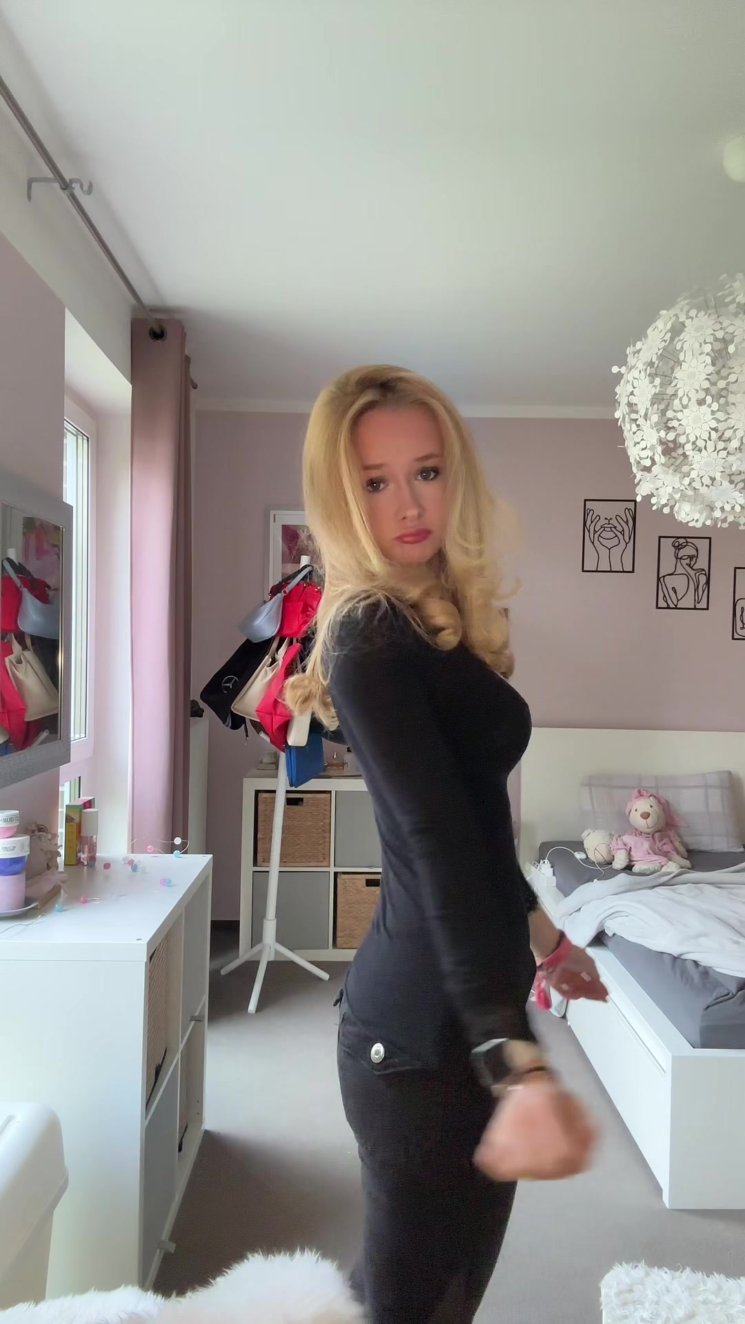@LARISSA