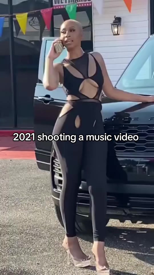 @QweenQweezy